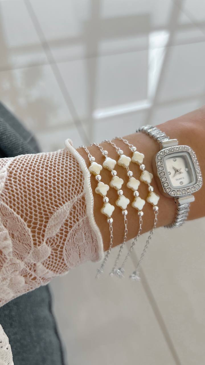 Pulseira Pérolas 6mm com Trevo da Sorte e Detalhes de Bolinhas – Fecho Cadeado 18cm