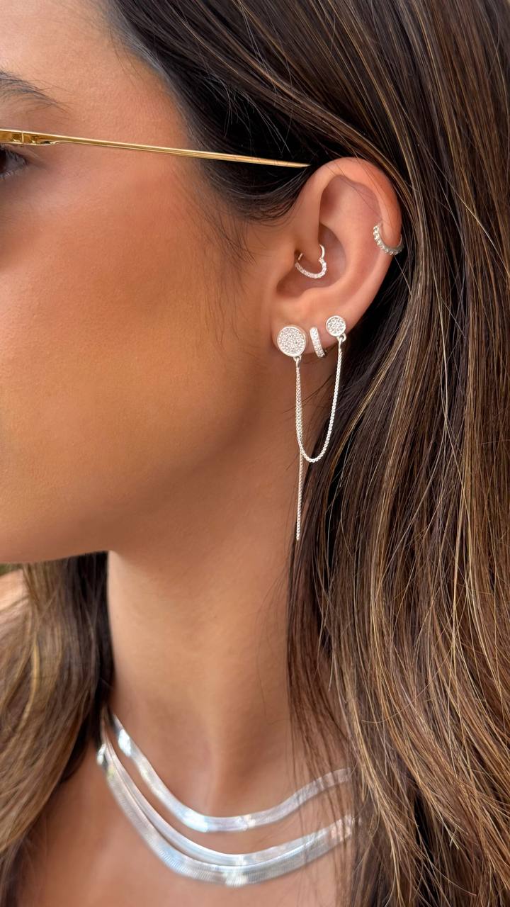 Brinco Único Cravejado com Zircônias Cristal 6mm e 4mm com Corrente Delicada